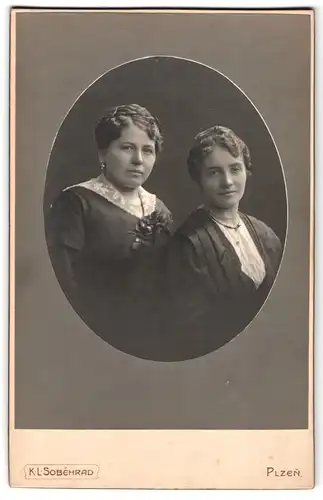 Fotografie K.L. Sobehrad, Plzen, Portrait zweier Frauen im feinen Zwirn