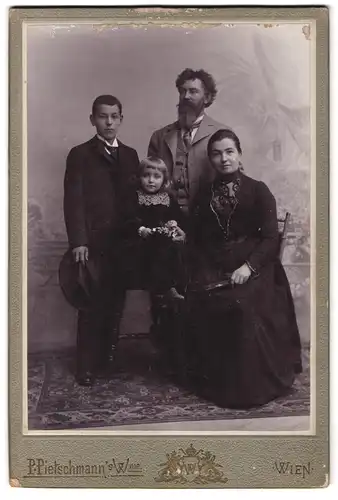 Fotografie P. Pietschmann, Wien, Praterstrasse, Portrait einer bürgerlichen Familie