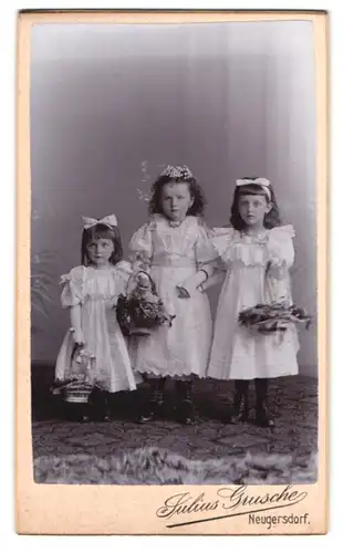Fotografie Julius Grusche, Neugersdorf i. Sa., Portrait drei niedliche Mädchen in weissen Kleidern als Blumenmädchen