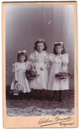 Fotografie Julius Grusche, Neugersdorf i. Sa., Portrait Blumenmädchen in weissen Kleidern mit Blumenkorb