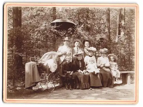 Fotografie unbekannter Fotograf und Ort, Familie macht Rast im Walde mit Kinderwagen und Sonnenschirm