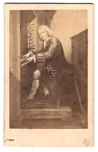 Fotografie unbekannter Fotograf und Ort, Portrait Johann Sebastian Bach an einer Orgel