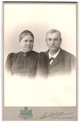 Fotografie Th. Andersen, Stuttgart, Charlottenstr. 8, Portrait Mann und Frau im Anzug und Biedermeierkleid