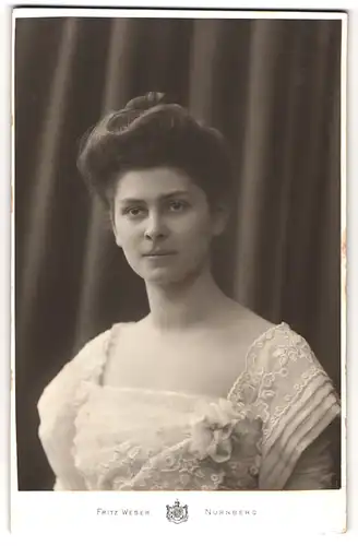 Fotografie Fritz Weber, Nürnberg, Spittlerthorgraben 45, Portrait Frau im weissen Kleid mit Hochsteckfrisur