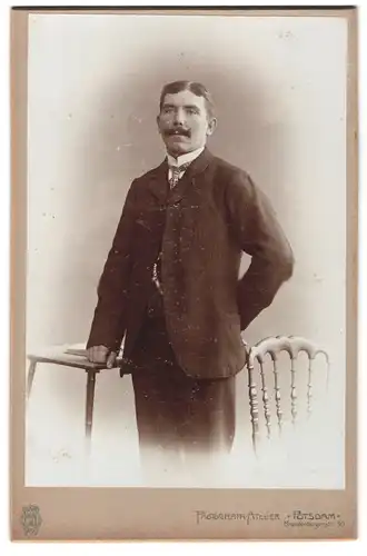 Fotografie Photograph. Atelier, Potsdam, Brandenburgerstr. 30, Portrait Herr im Nadelstreifenanzug, Kaiser Wilhelm Bart