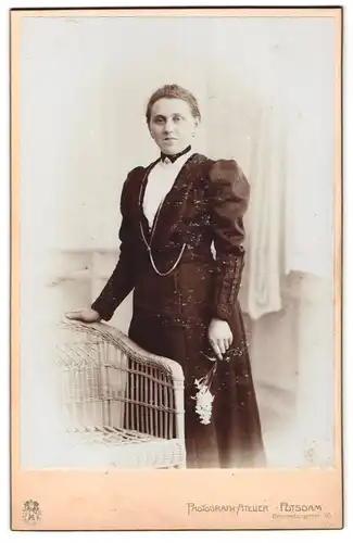 Fotografie Photograph. Atelier, Potsdam, Brandenburgerstr. 30, Portrait Dame im Biedermeierkleid mit Kette