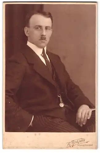 Fotografie R. Halang, Neugersdorf, Portrait Herr im Anzug mit Krawatte und Chaplinbart