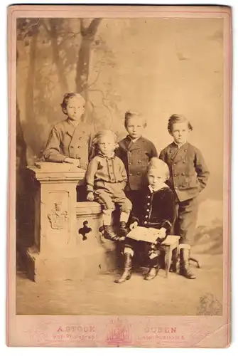 Fotografie A. Stock, Guben, Linden-Promenade 6, Portrait fünf Kinder in Anzügen vor einer Studiokulisse