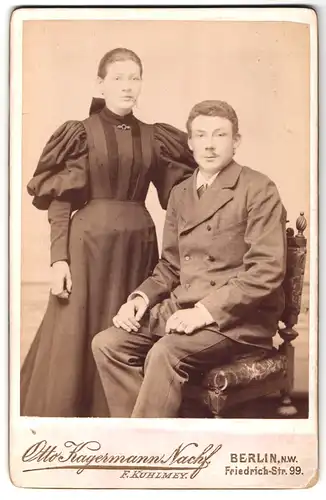 Fotografie Otto Kagermann Nachf., Berlin, Friedrich-Str. 99, Portrait Frau und Mann im Anzug und Biedermeierkleid