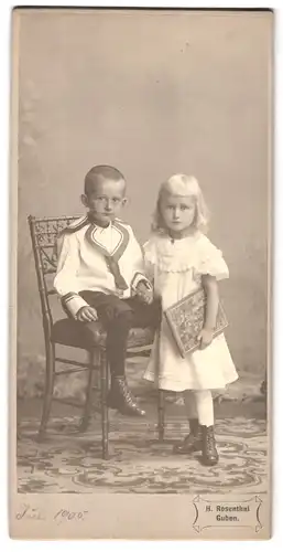 Fotografie H. Rosenthal, Guben, Portrait Kinder im Matrosenanzug und weissen Kleid halten Händchen