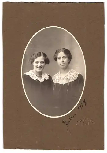 Fotografie Hans Alberg, Veile, Portrait zwei Damen in Samtkleidern mit Spitzenkragen