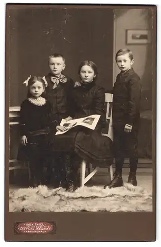 Fotografie Max Thiel, Sprottau, Portrait Geschwister in Anzügen und Kleidern mit Haarschleife im Atelier