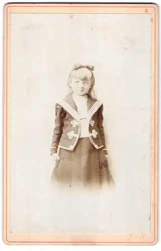 Fotografie unbekannter Fotograf und Ort, Portrait niedliches Mädchen im Matrosenkleid mit Haarschleife