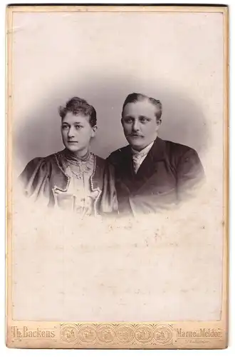 Fotografie Th. Backens, Marne i. Holst., Paar im Anzug und Biedermeierkleid mit Halskette