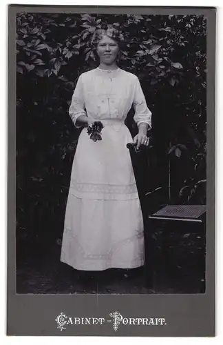 Fotografie unbekannter Fotograf und Ort, Portrait junge Frau im weissen Kleid posiert im Garten