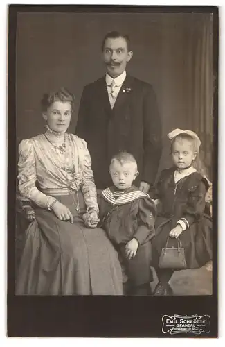 Fotografie Emil Schröter, Spandau, Potsdamerstr. 31-32, Portrait Eltern mit Kindern im Matrosenanzug, Miniaturorden