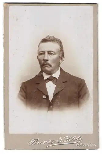 Fotografie Theunisse & Labots, Rotterdam, Kruiskade 20, Portrait älterer Herr im Anzug mit Fliege und Moustache