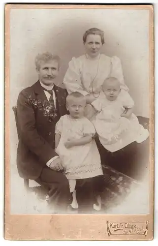 Fotografie Kurt Fr. Ciliax, Jastrow / Wpr., Portrait Mutter und Vater mit zwei Kleinkindern in Kleidern posieren