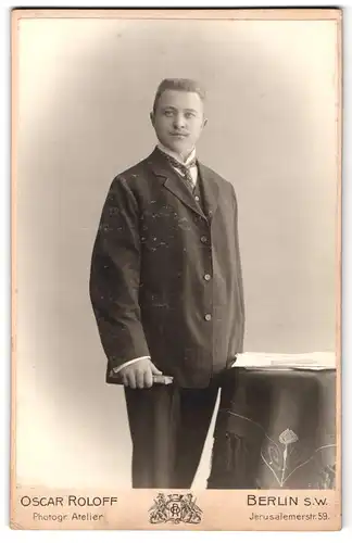 Fotografie Oscar Roloff, Berlin, Jerusalemerstr. 59, Portrait junger Mann im Nadelstreifenanzug mit Moustache