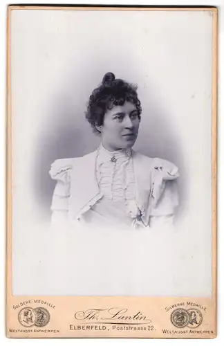 Fotografie Th. Lantin, Elberfeld, Poststr. 22, Portrait Dame im weissen Kleid mit Bolero und Locken