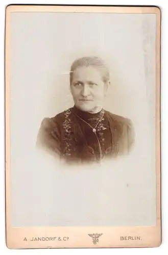 Fotografie A. Jandorf & Co., Berlin, Spittelmarkt 16 /17, Portrait ältere Dame im Biedermeierkleid mit Halskette