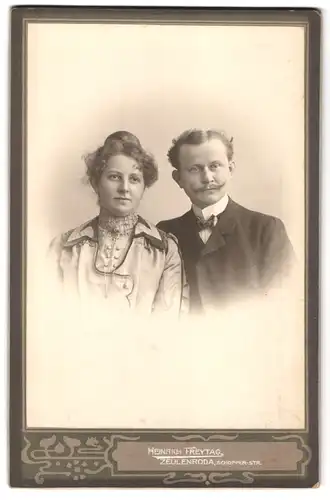 Fotografie Heinrich Freytag, Zeulenroda, Schopper-Str., Portrait Paar im Anzug mit Moustache und Biedermeierkleid