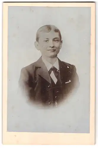 Fotografie Aug. Tresselt, Grossbreitenbach / Thür., Portrait junger Knabe im Anzug mit Mittelscheitel