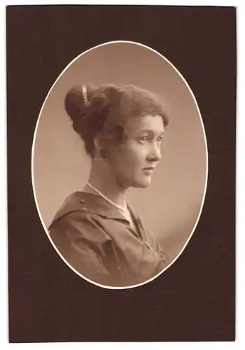 Fotografie H. P. Jensen, Veile, Portrait junge Frau im dunklen Kleid mit Perlenkette und Hochsteckfrisur