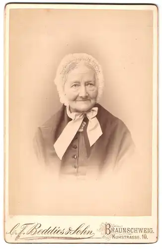 Fotografie C. F. Beddies & Sohn, Braunschweig, Kuhstr. 10, Portrait ältere Dame im Kleid mit Haube
