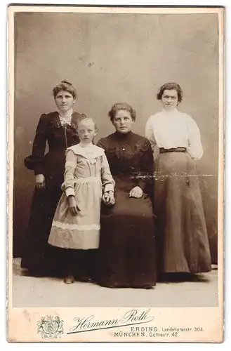 Fotografie Hermann Roth, Erding, Landshuterstr. 304, Portrait drei Frauen und Mädchen in Biedermeierkleidern