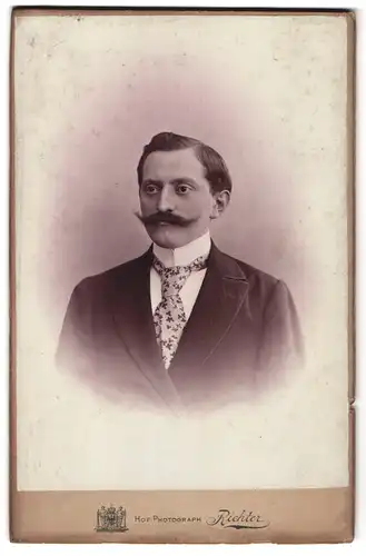 Fotografie Richter, Elberfeld, Herzogstr. 20, Portrait Herr im Anzug mit Schlips und Kaiser Wilhelm Bart