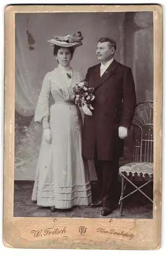 Fotografie W. Fritsch, Neu Drahowitz, Portrait Eheleute im hellen kleid mit Hut und Anzug mit weisser Fliege