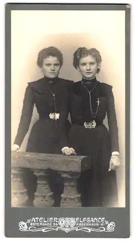 Fotografie Elegance, Kobenhavn, Östergade 34, Portrait zwei Mädchen in Biedermeierkleidern mit Halskette und Locken