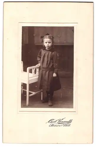 Fotografie Carl Knauff, Moers & Rhld., Portrait Mädchen im dunklen Kleid mit Haarschleife