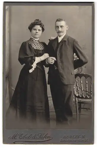 Fotografie M. Ebel & Sohn, Berlin, Schönhauser Allee 31, Portrait Frau und Mann im Biedermeierkleid und Anzug