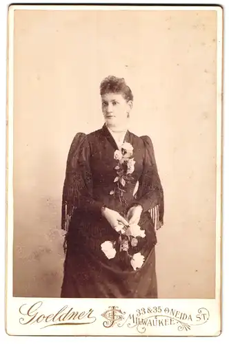 Fotografie Goeldner, Milwaukee, Oneida St. 33 /35, Portrait Dame im Fransenkleid mit Locken