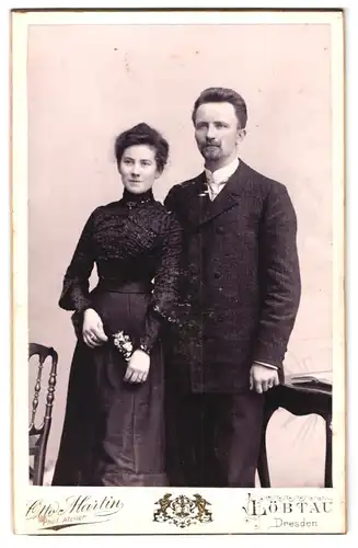 Fotografie Otto Martin, Löbtau, Reisewitzerstr. 18, Portrait Paar im Biedermeierkleid und Anzug mit Moustache