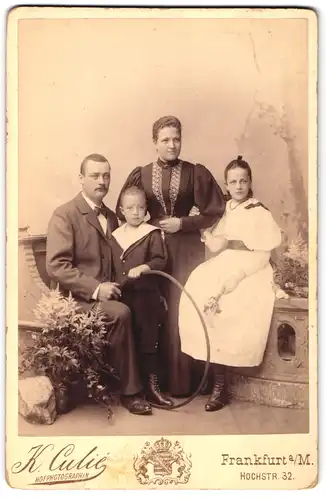 Fotografie K. Culie, Frankfurt a. M., Hochstr. 32, Portrait Eltern mit zwei Kindern im Anzug und Kleid im Atelier