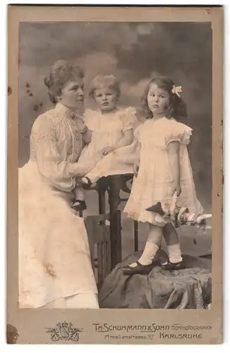 Fotografie Th. Schuhmann & Sohn, Karlsruhe, Amalienstr. 57, Portrait Mutter mit zwei Kindern in weissen Kleidern, Puppe