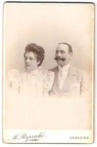 Fotografie M. Rupricht, Coblenz, Schloss-Str. 44, Portrait Frau und Mann im weissen Kleid und Anzug mit Walrossbart