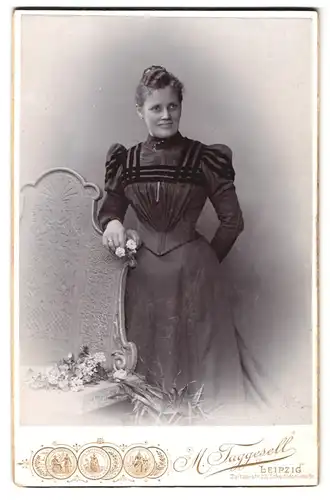 Fotografie M. Taggesell, Leipzig, Zeitzerstr. 23, Portrait junge Frau im Biedermeierkleid mit Hochsteckfrisur