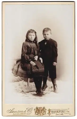 Fotografie Samson & Co., Frankfurt a. M., Zeil 46, Portrait Geschwister im Anzug und Kleid mit Haarschleife