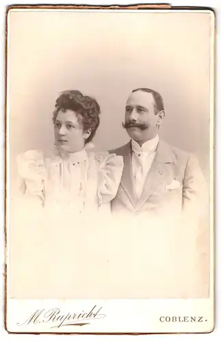 Fotografie M. Rupricht, Coblenz, Schloss-Str. 44, Portrait junge Frau im weissen Kleid und Mann im Anzug mit Walrossbart