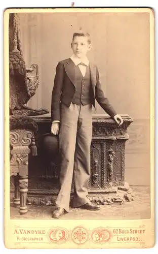 Fotografie A. Vandyke, Liverpool, 62 Bold Street, Portrait junger Knabe im Anzug mit Melone