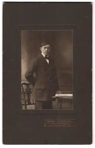 Fotografie Gebr. Strauss, München, Neuhauserstr. 20, Portrait Mann im Anzug mit Fliege und Seitenscheitel