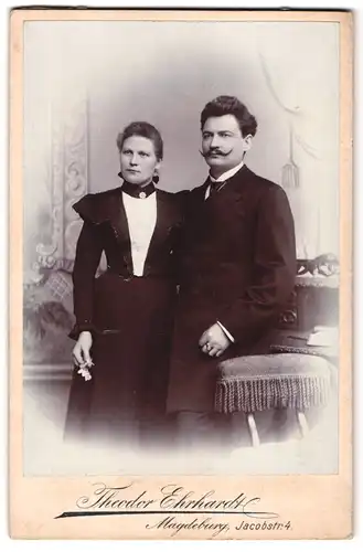 Fotografie Theodor Ehrhardt, Magdeburg, Jacobstr. 4, Portrait Paar im Anzug mit Spitzbart und Kleid mit Brosche