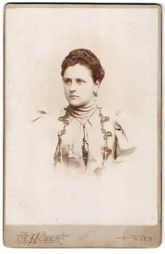 Fotografie A. Huber, Wien, Eisne-Platz 2, Portrait junge Dame im Biedermeierkleid mit Halskette