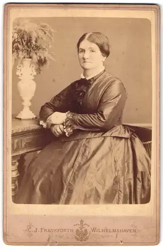 Fotografie C. J. Frankforth, Wilhelmshaven, Portrait Dame im seidenen Kleid mit Mittelscheitel