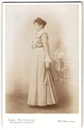 Fotografie Carl Kottsieper, Wetter a. d. Ruhr, Portrait junge Frau im hellen Kleid mit Locken