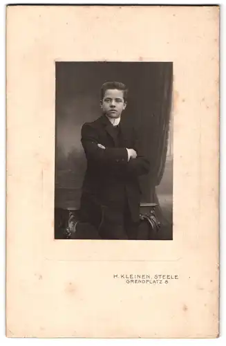 Fotografie H. Kleinen, Steele, Grendplatz 8, Portrait junger Knabe im Anzug mit Bürstenhaarschnitt